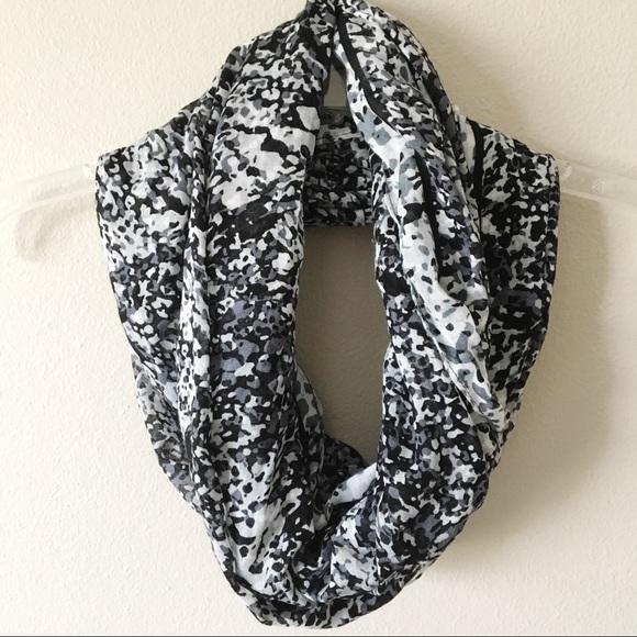 {Vera Bradley} Gray Boucle Infinity Scarf - Picture 2 of 5